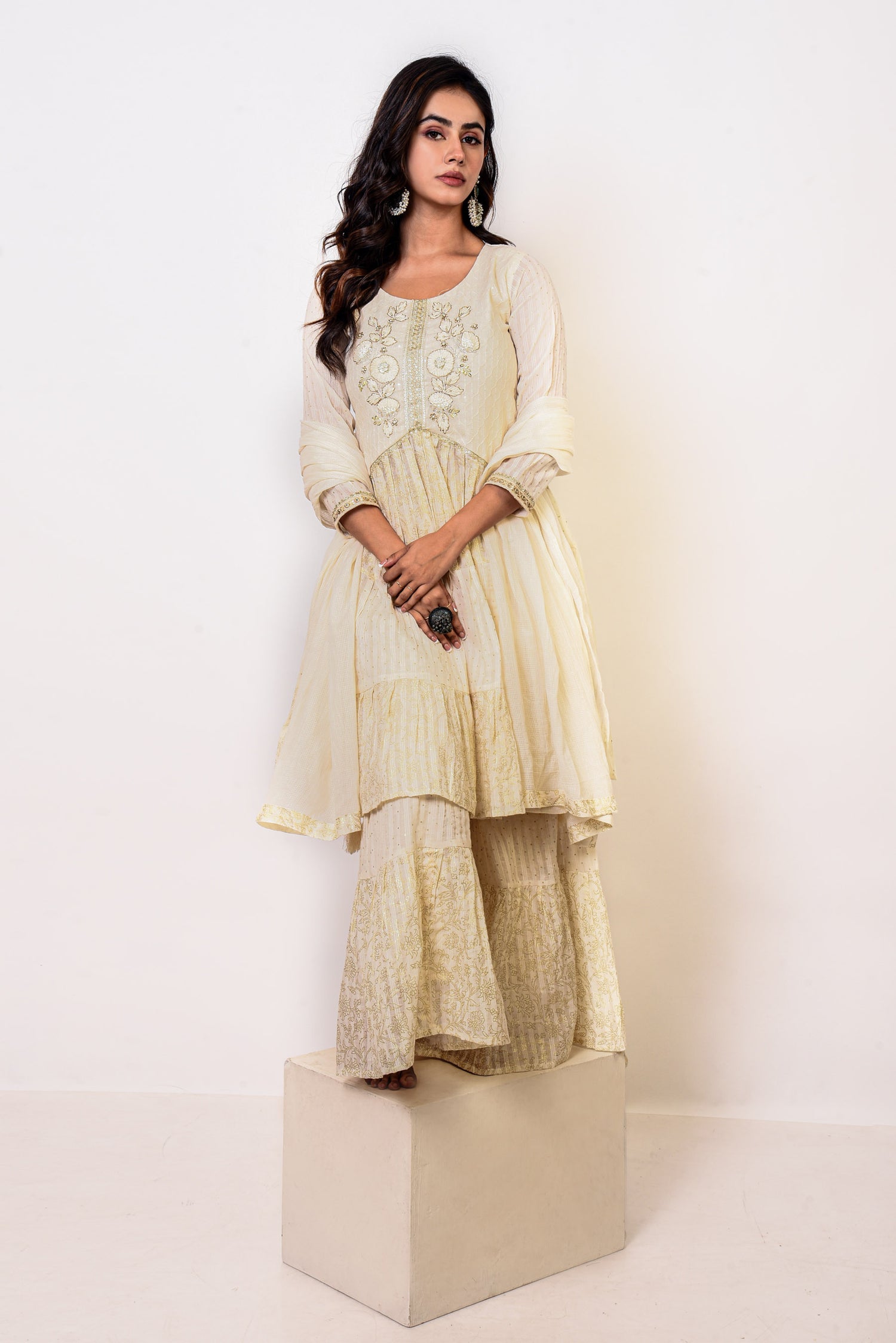 Saanvi Off White Cotton Kurta set  With Embroidery