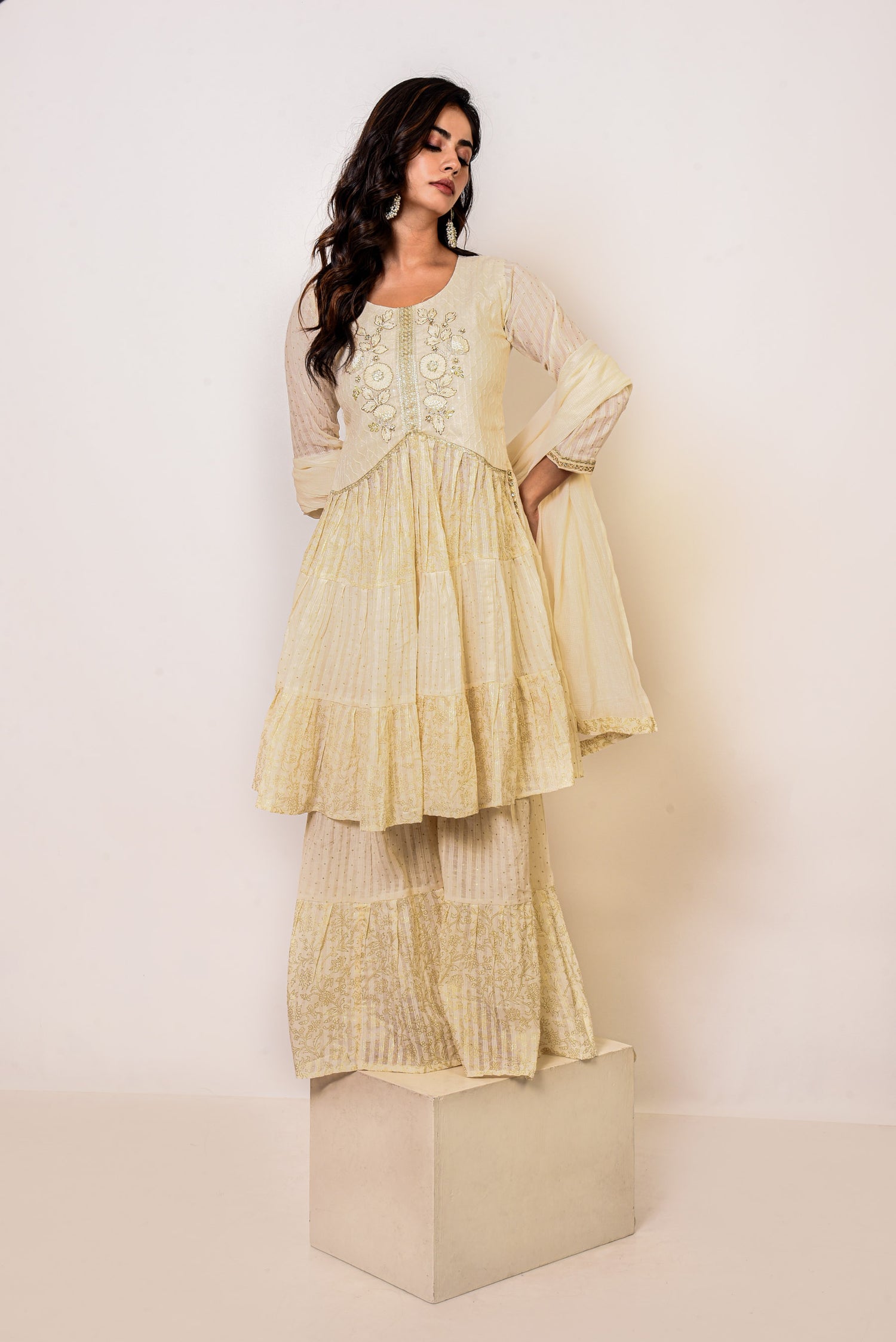 Saanvi Off White Cotton Kurta set  With Embroidery