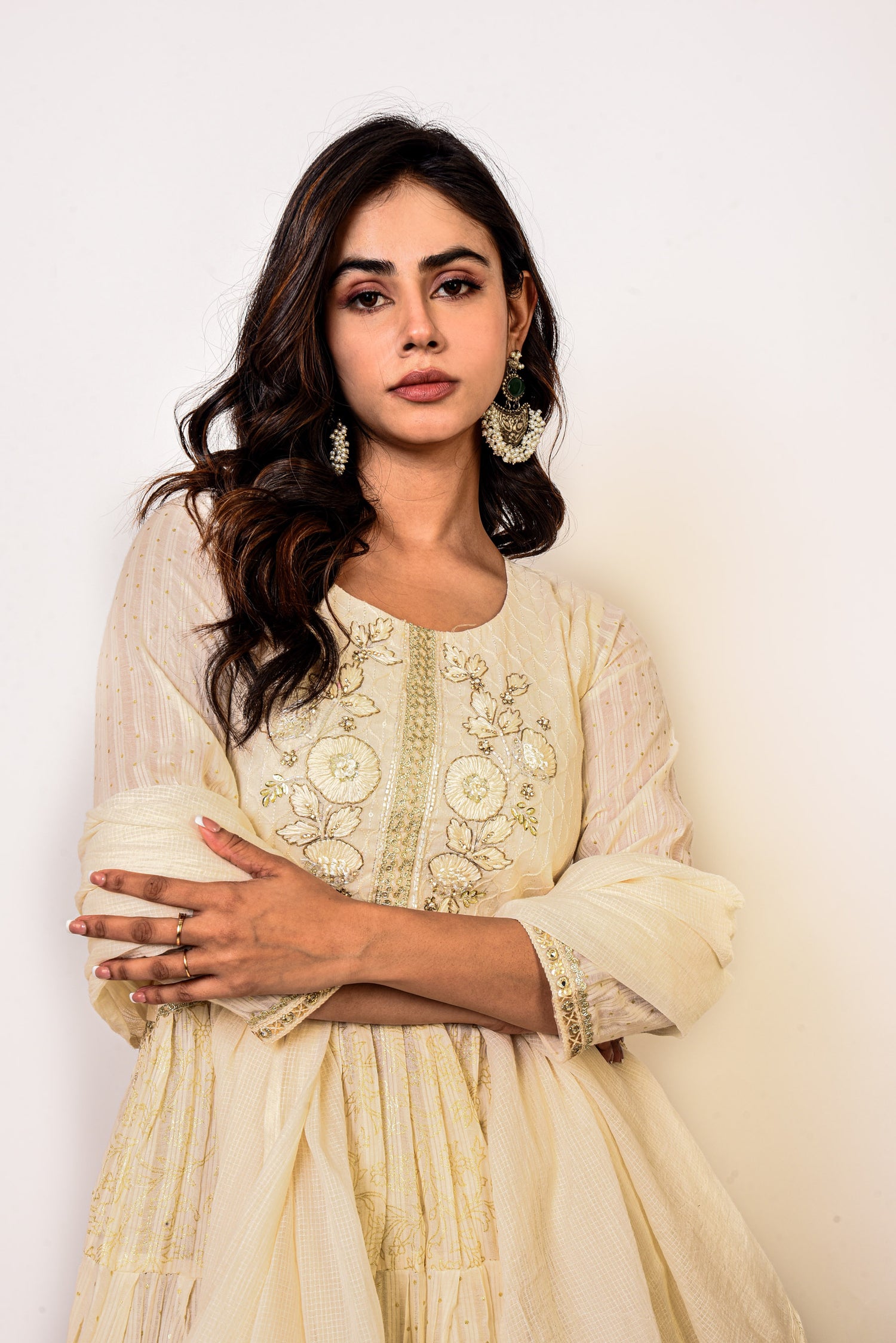 Saanvi Off White Cotton Kurta set  With Embroidery