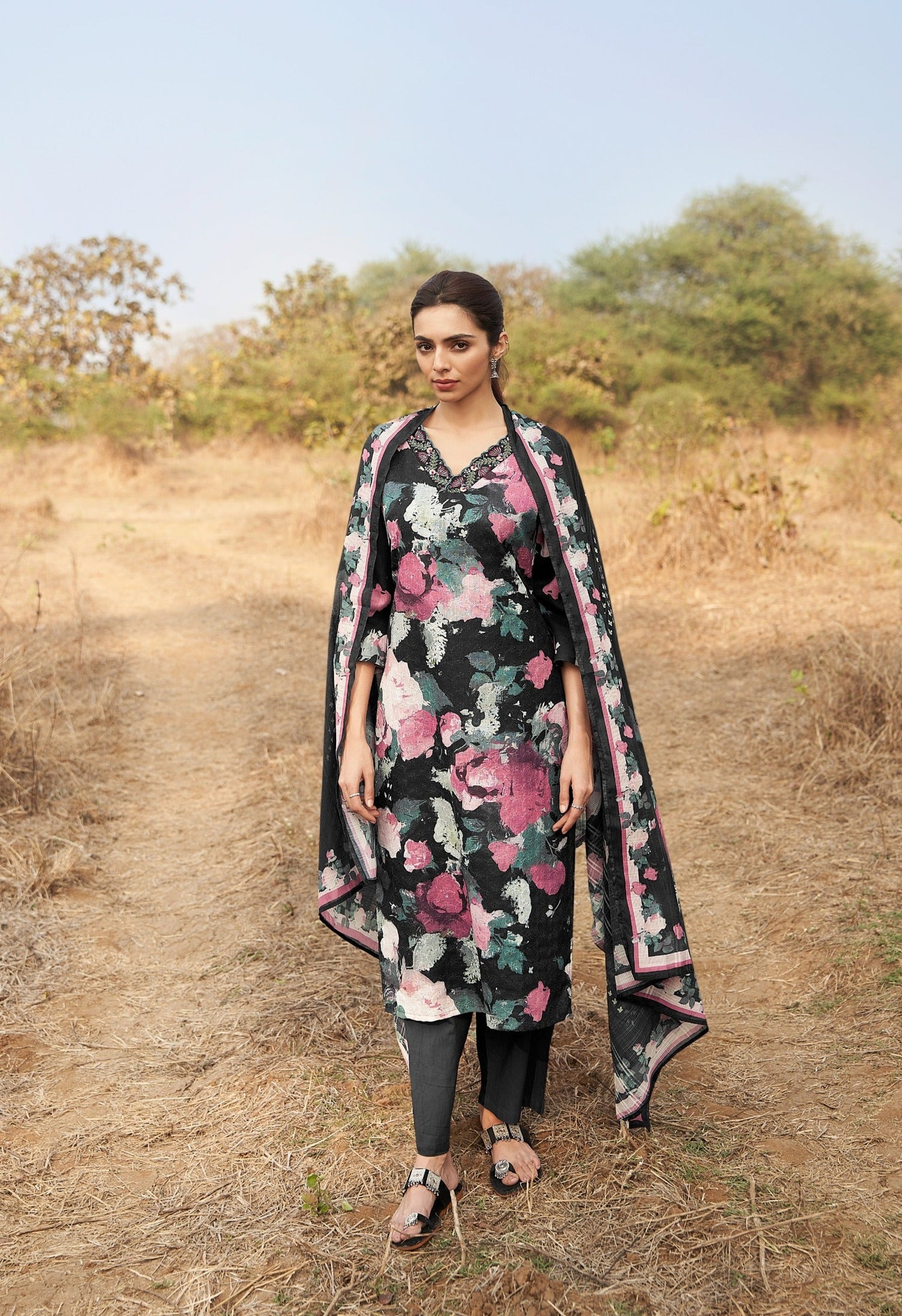 Noir Floral Linen Printed Kurta set with Embroidery