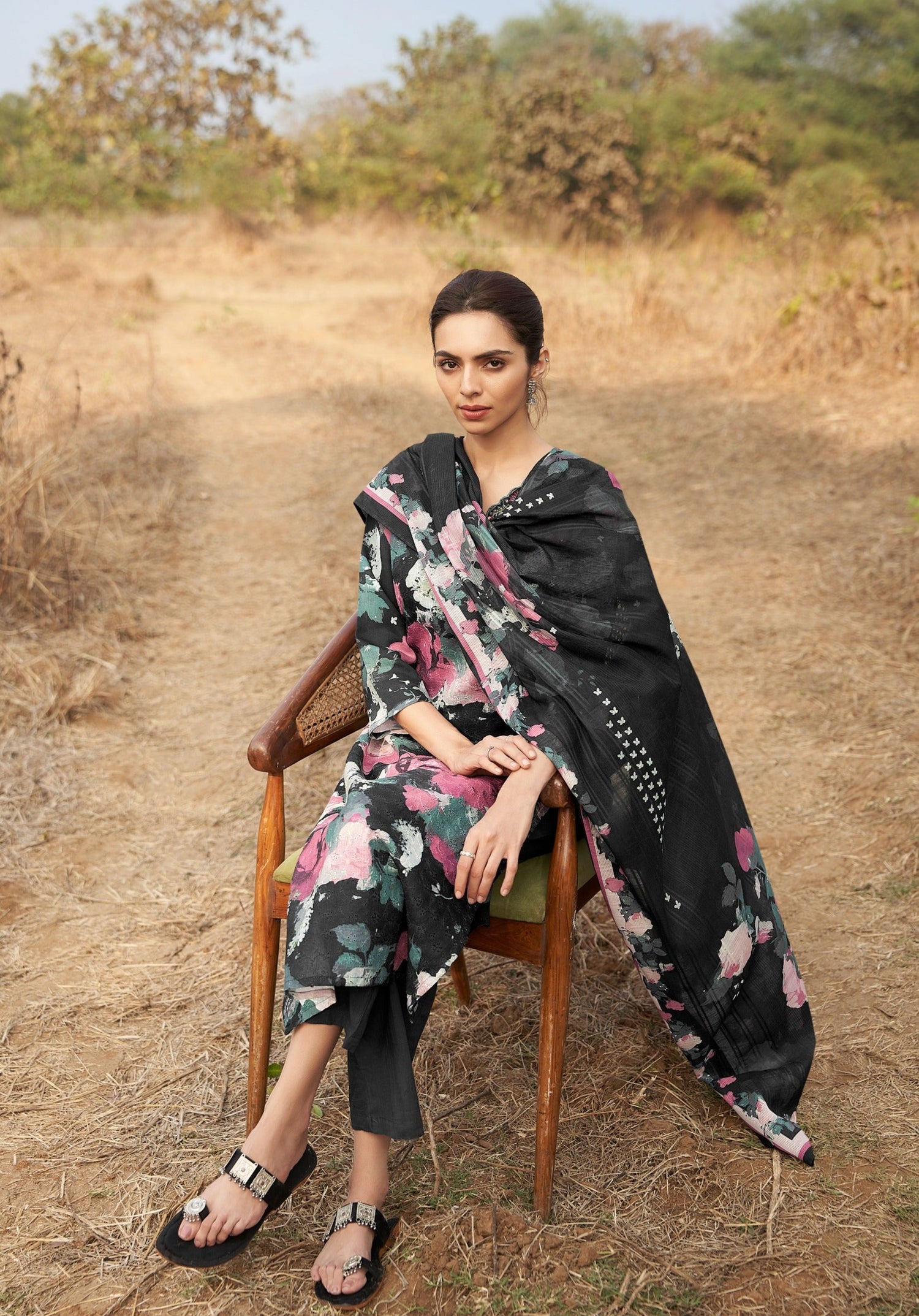 Noir Floral Linen Printed Kurta set with Embroidery