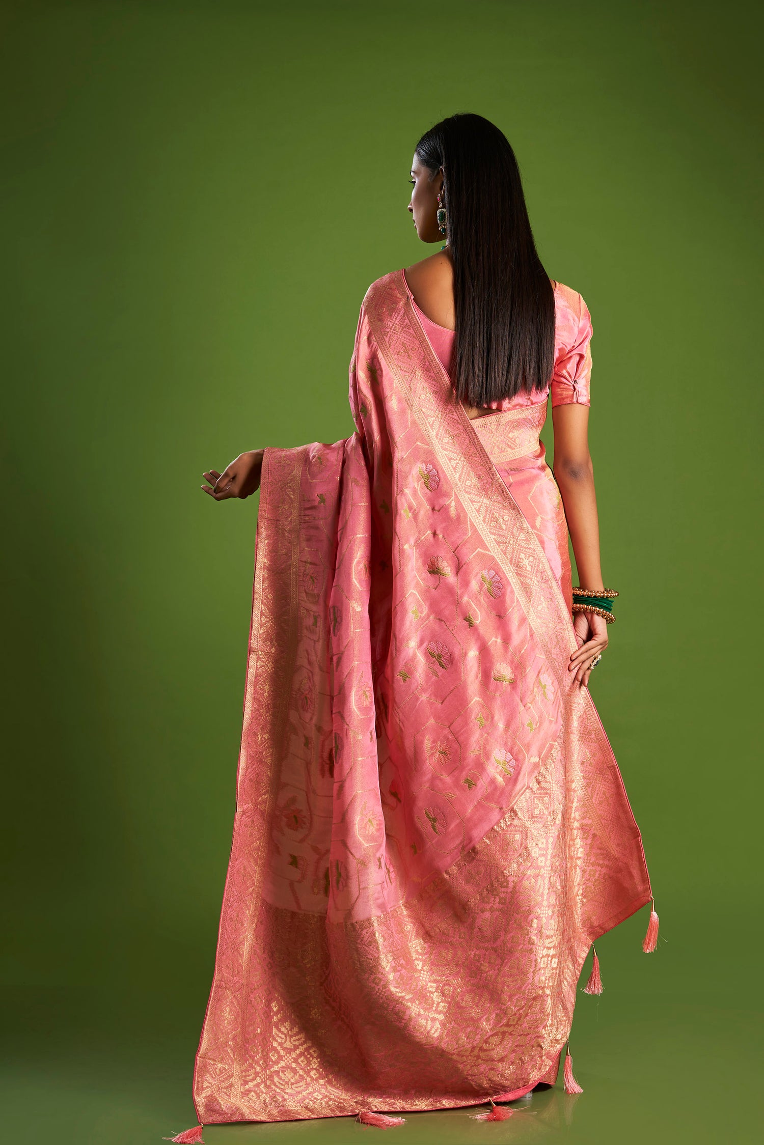 Women Pink Viscose Tissue Zari and thread work Saree