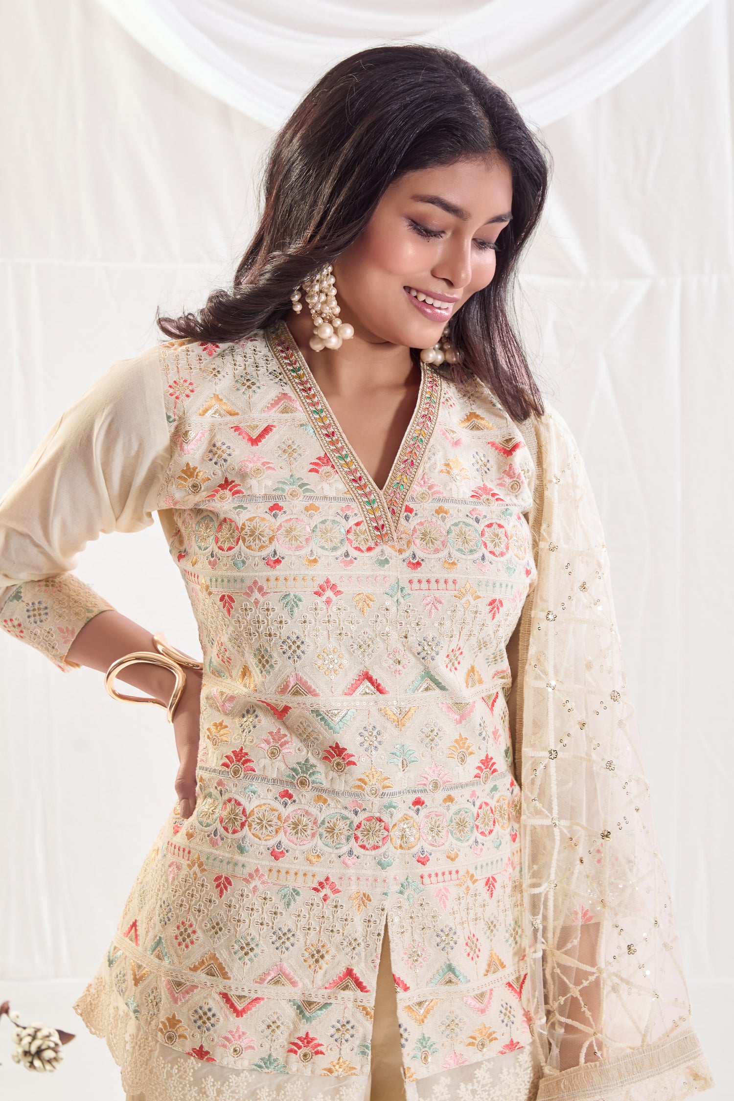 Shyla Off White Cotton Kurta set with Embroidery